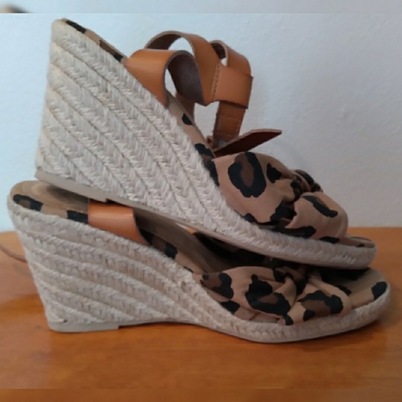 Old Navy leopard print wedge sandals w ankle strap - Picture 7 of 9